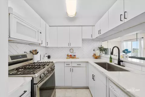 Kitchen - 2437 Devonshire Ct, Aurora, IL 60502 photo 2 of 3