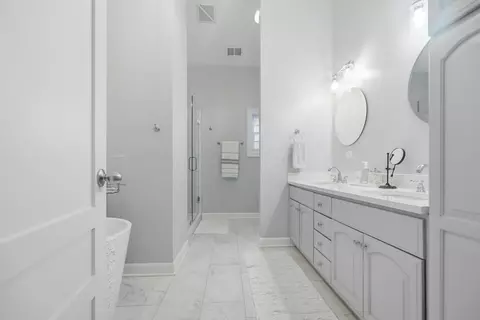 Bath - Undisclosed, Chicago, IL 60618 photo 2 of 4