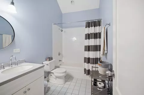 Bath - Undisclosed, Chicago, IL 60618 photo 3 of 4