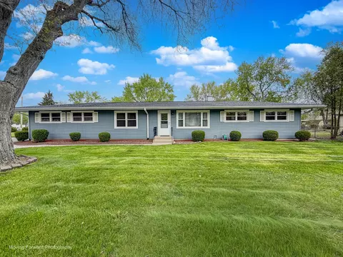 1402 Oakwood Ct, Mchenry, IL 60050
