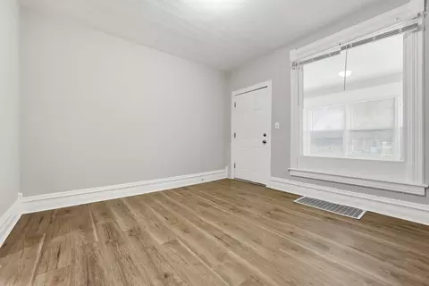Living - 835 Oak St, Elgin, IL 60123 photo 2 of 6