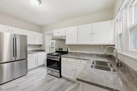 Kitchen - 835 Oak St, Elgin, IL 60123 photo 2 of 4
