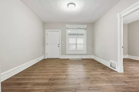 Living - 835 Oak St, Elgin, IL 60123 photo 5 of 6