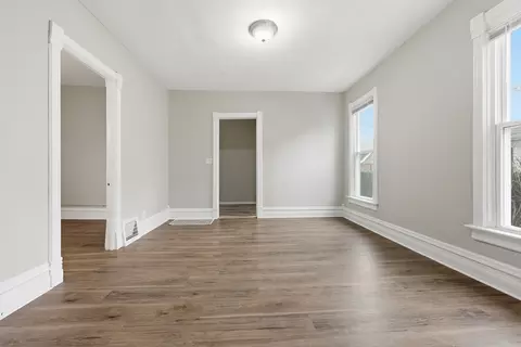 Living - 835 Oak St, Elgin, IL 60123 photo 4 of 6