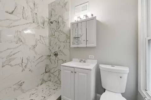 Bath - 835 Oak St, Elgin, IL 60123 photo 1 of 4
