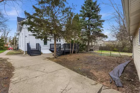 Exterior - 835 Oak St, Elgin, IL 60123 photo 6 of 10