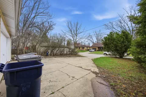 Exterior - 835 Oak St, Elgin, IL 60123 photo 9 of 10