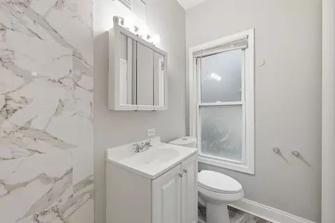 Bath - 835 Oak St, Elgin, IL 60123 photo 2 of 4