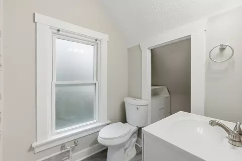 Bath - 835 Oak St, Elgin, IL 60123 photo 3 of 4