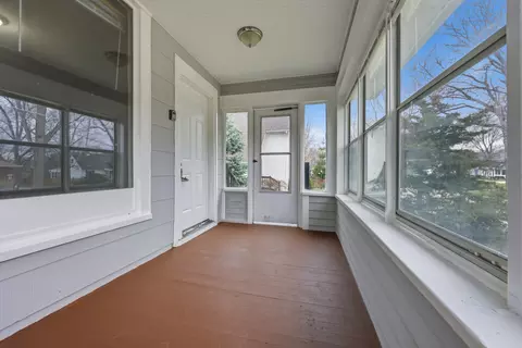Exterior - 835 Oak St, Elgin, IL 60123 photo 2 of 10