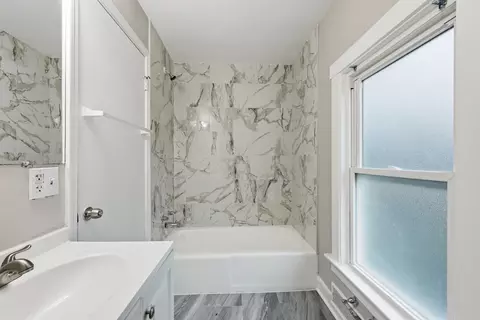 Bath - 835 Oak St, Elgin, IL 60123 photo 4 of 4