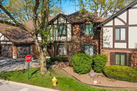 11301 Sycamore Ln #64B, Palos Hills, IL 60465