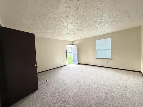Living - 916 S 10th St, Herrin, IL 62948 photo 3 of 6