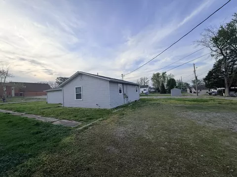 Exterior - 916 S 10th St, Herrin, IL 62948 photo 4 of 6