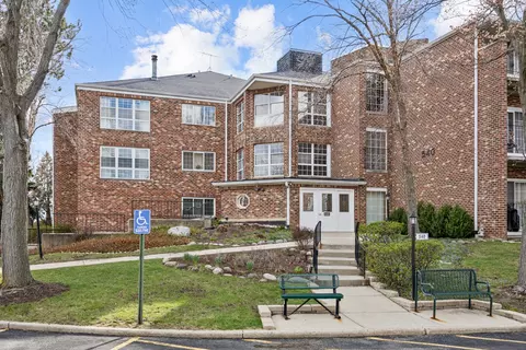 540 Biesterfield Rd #305, Elk Grove Village, IL 60007