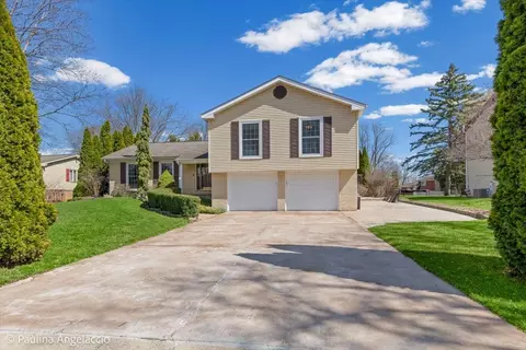 649 Greenbrier Ln, Crystal Lake, IL 60014
