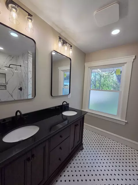 Bath - 806 E Olive St, Bloomington, IL 61701 photo 4 of 7