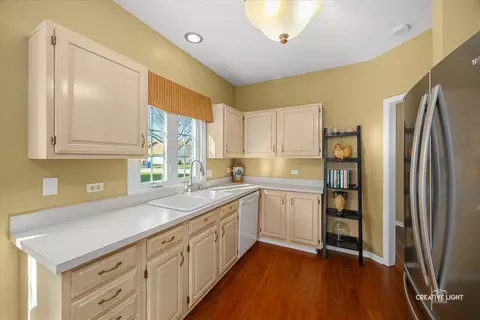 Kitchen - 595 Golfers Ln, Bartlett, IL 60103 photo 2 of 4