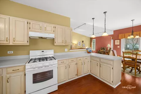 Kitchen - 595 Golfers Ln, Bartlett, IL 60103 photo 3 of 4