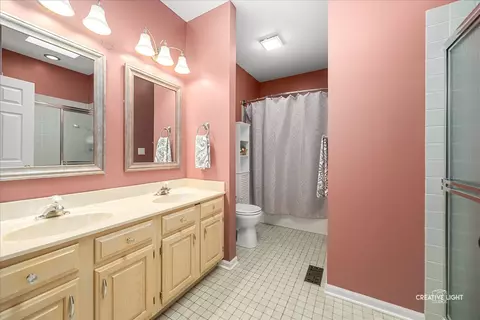Bath - 595 Golfers Ln, Bartlett, IL 60103 photo 2 of 2