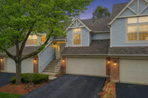 99 Ione Dr #B, South Elgin, IL 60177