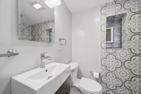Bath - Undisclosed, Chicago, IL 60659 photo 5 of 6