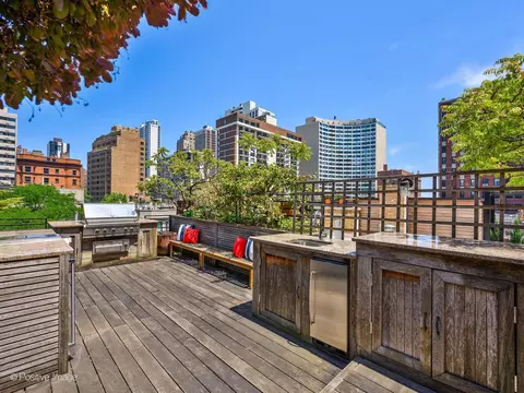 Exterior - 37 Elm St, Chicago, IL 60611 photo 2 of 5