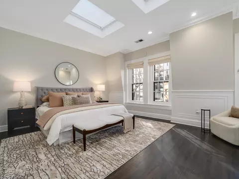 Bedroom - 37 Elm St, Chicago, IL 60611 photo 2 of 2