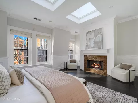 Bedroom - 37 Elm St, Chicago, IL 60611 photo 1 of 2