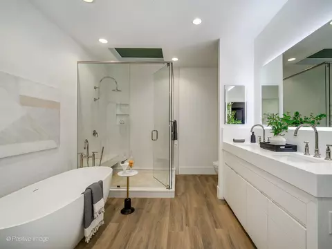 Bath - 37 Elm St, Chicago, IL 60611 photo 2 of 5