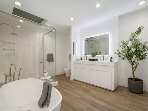 Bath - 37 Elm St, Chicago, IL 60611 photo 1 of 5