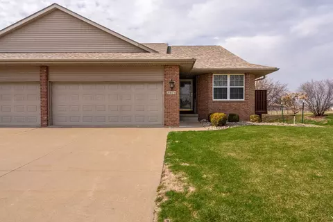 5016 56th Avenue Ct, Bettendorf, IA 52722