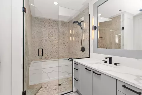 Bath - 10 E Delaware Pl #9C, Chicago, IL 60611 photo 2 of 2
