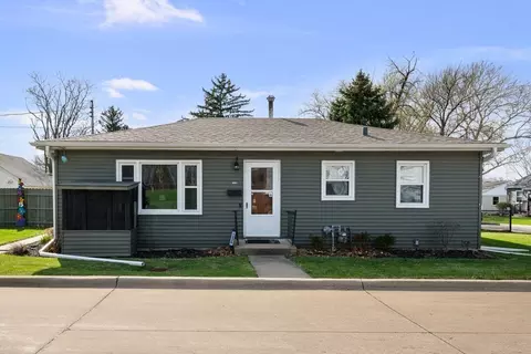 1226 26th St, Bettendorf, IA 52722