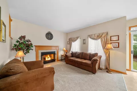 Living - 4334 Dillon St, Plano, IL 60545 photo 2 of 3