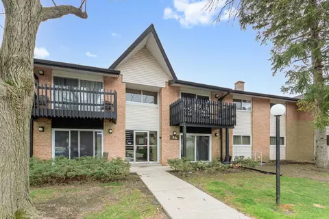 9 Kingery Quarter # A, Willowbrook, IL 60527