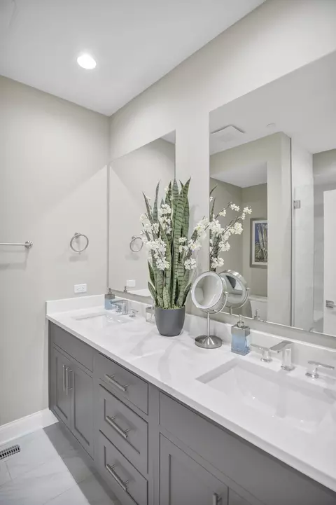 Bath - 70 Prairie Ct, Wheeling, IL 60090 photo 2 of 9