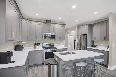 Kitchen - 70 Prairie Ct, Wheeling, IL 60090 photo 1 of 2