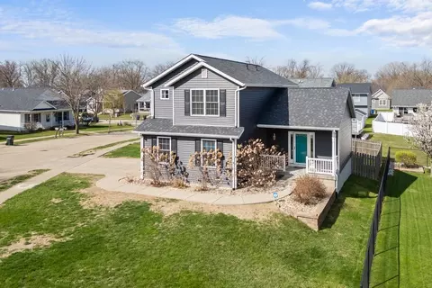 5 W Village Cir, Davenport, IA 52806