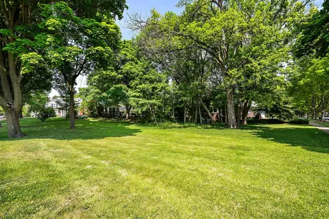 82 Gray St, Saint Charles, IL 60174