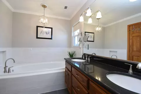 Bath - 349 Blackhawk Rd, Riverside, IL 60546 photo 3 of 5