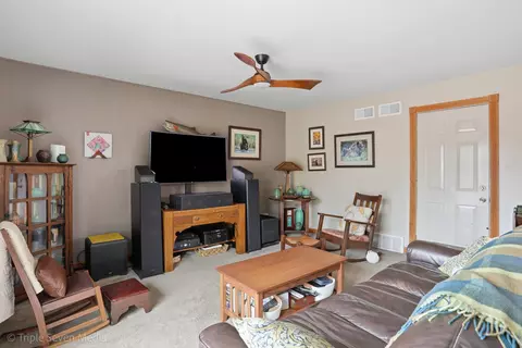 Living - 15417 Maple Ct, Oak Forest, IL 60452 photo 4 of 6