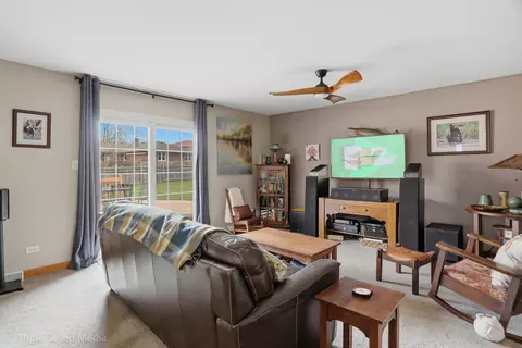 Living - 15417 Maple Ct, Oak Forest, IL 60452 photo 5 of 6