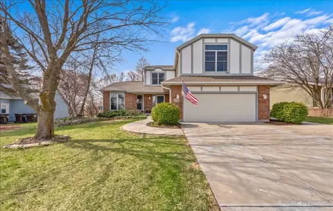 4917 W Glenbrook Trl, Mchenry, IL 60050