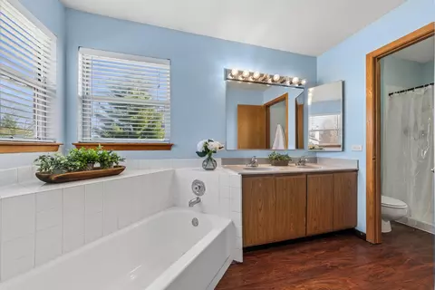 Bath - 1940 Tanglewood Dr, Algonquin, IL 60102 photo 2 of 3