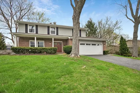 1018 Shari Ln, Libertyville, IL 60048