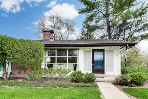 307 Crestwood Vlg, Northfield, IL 60093