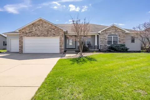 1524 Silver Valley Dr, Dewitt, IA 52742