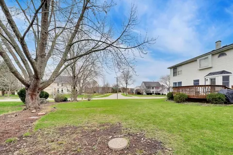 Exterior - 873 Hampton Dr, Carol Stream, IL 60188 photo 7 of 8