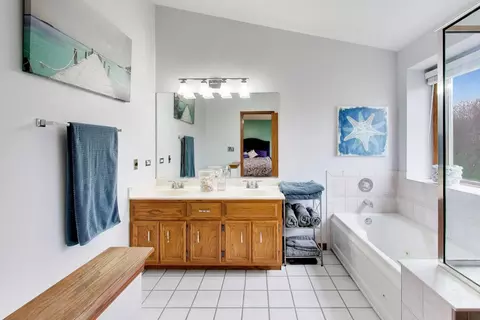 Bath - 873 Hampton Dr, Carol Stream, IL 60188 photo 2 of 4